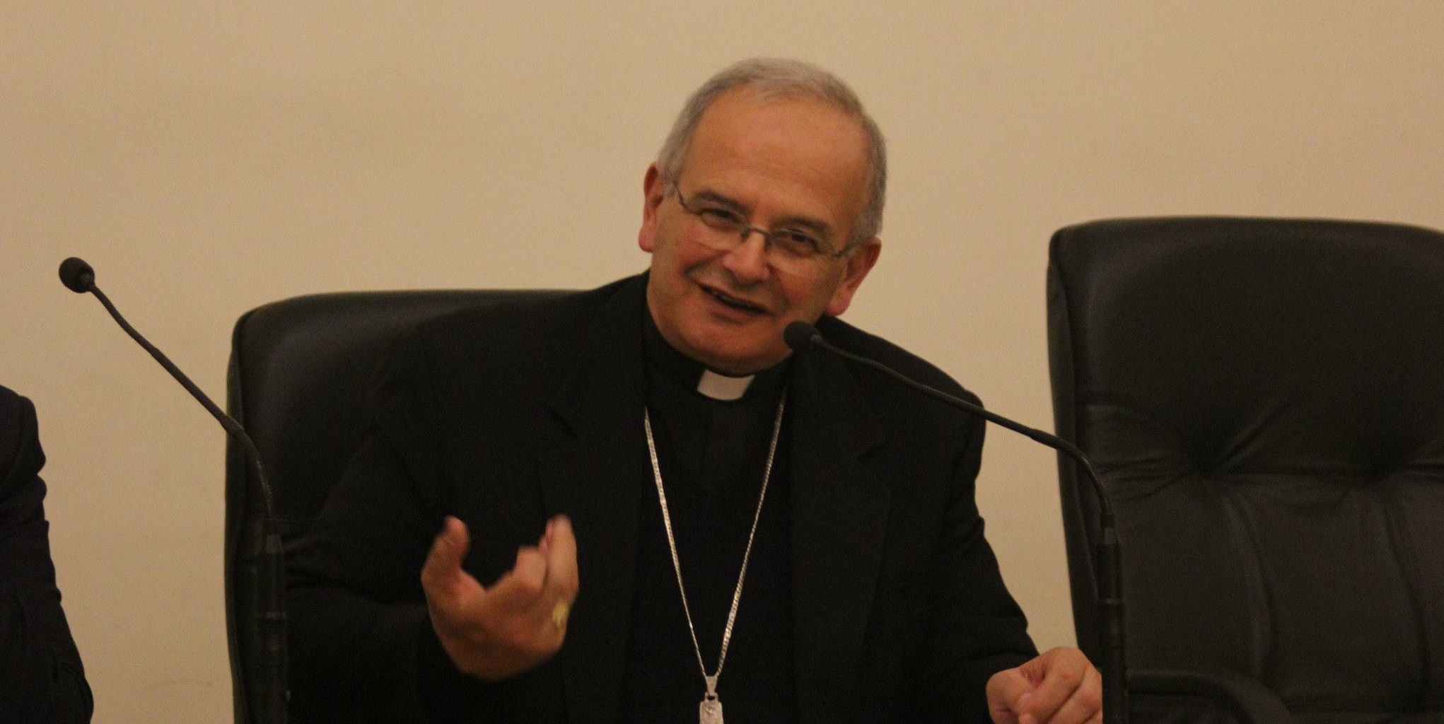 Preti pedofili. Mons. Angelo Spinillo, Vescovo di Aversa: &amp;quot;Chiedo scusa ai  fedeli&amp;quot; - Italia2Tv
