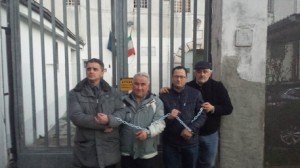La protesta del sindaco di Sala Consilina (salerno) dinanzi al carcere