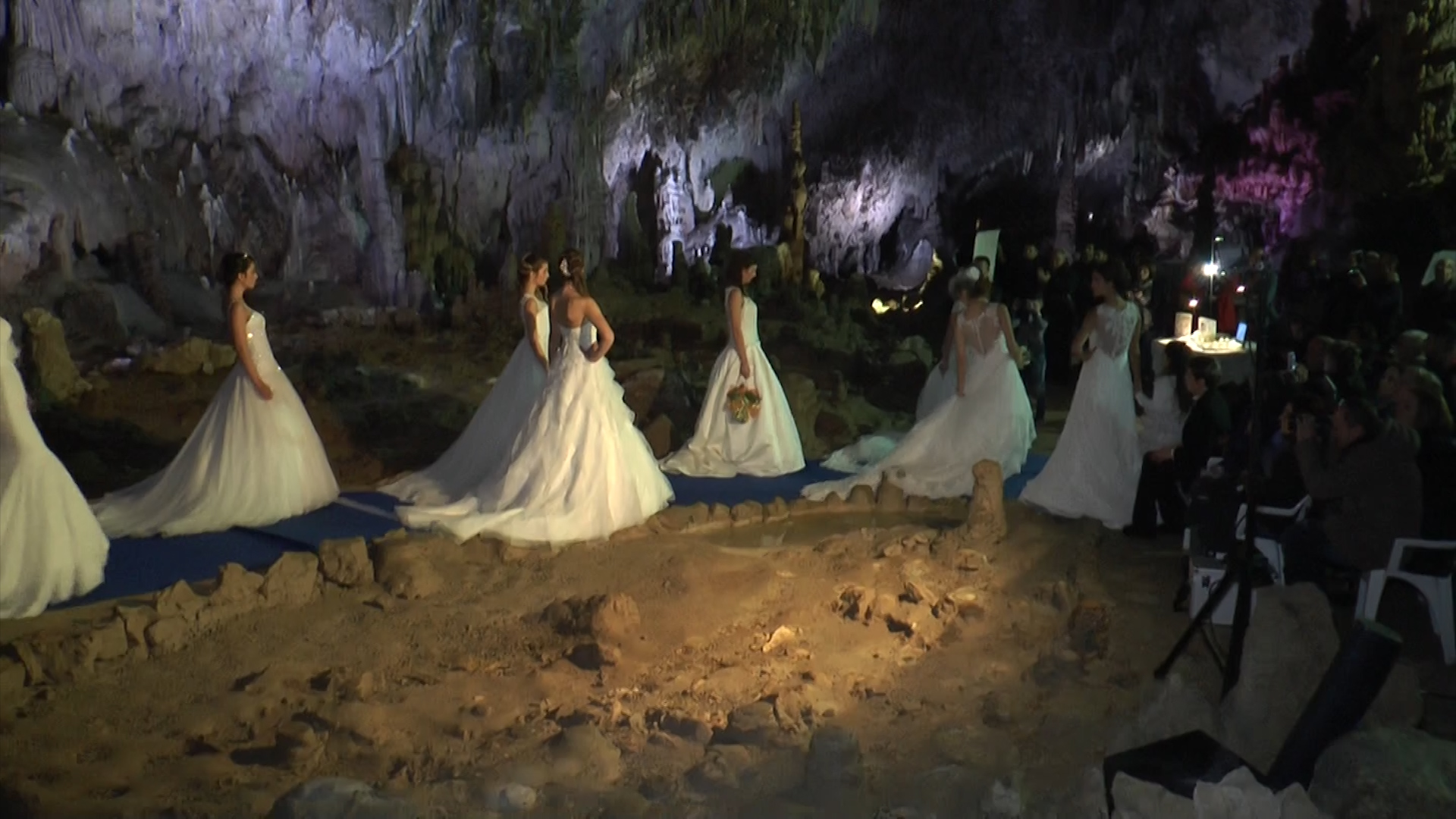 Meravigliosamente Sposi A Pertosa Fevian Presenta La Nuova Collezioni Di Abiti Nelle Grotte Italia2tv