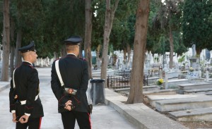 aggressione cimitero san rufo carabinieri