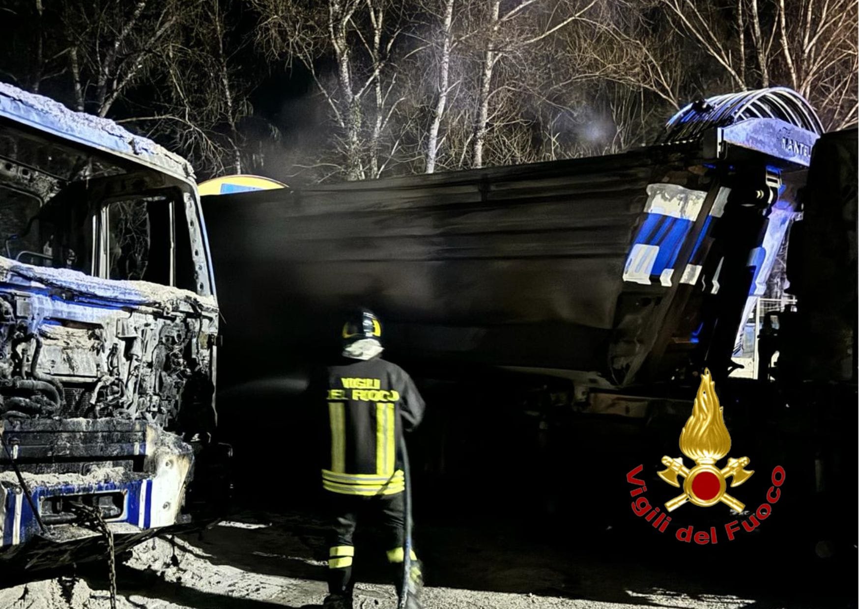 In fiamme dei mezzi pesanti in una cava a Celle di Bulgheria - Italia2Tv